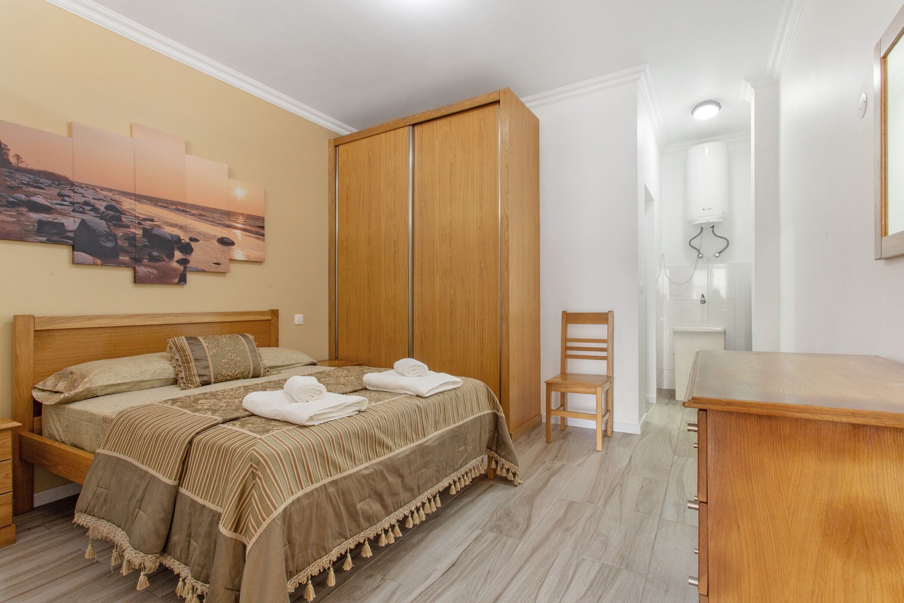 1 chambre, fer et planche à repasser, Wi-Fi gratuit, draps fournis