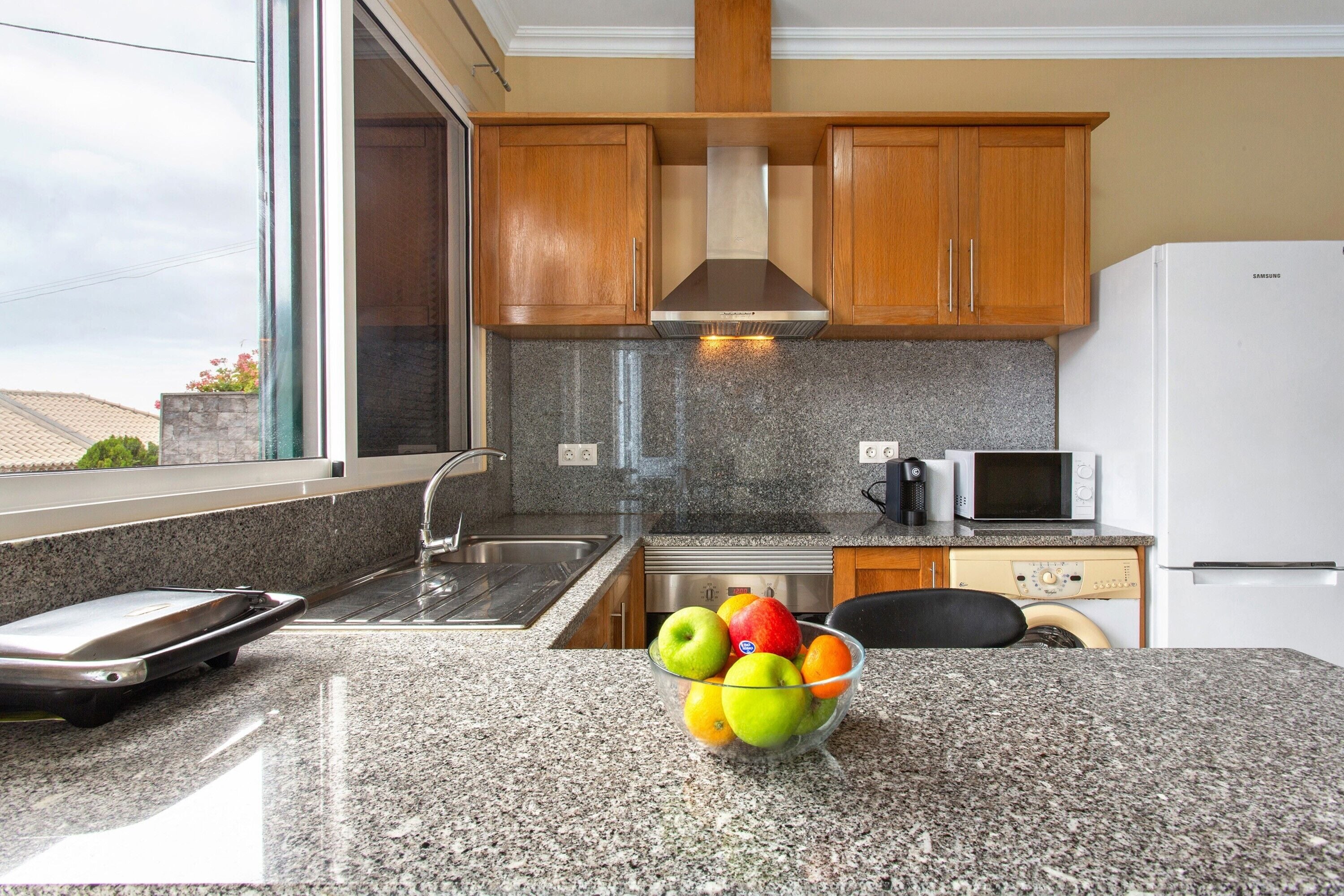 冷蔵庫、電子レンジ、オーブン、コンロ