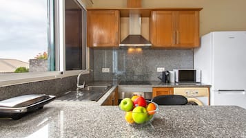 Køleskab, mikrobølgeovn, ovn, kogeplade