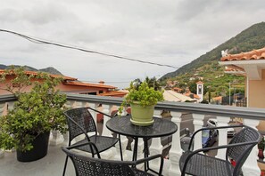 Outdoor dining - Apartment 'Casa Viva' with Sea View, Shared Terrace and Wi-Fi (Machico)