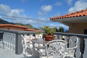 Outdoor dining - Apartment 'Casa Viva' with Sea View, Shared Terrace and Wi-Fi (Machico)