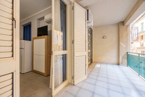 Interior - Apartment 'Naurra' with Balcony and Air Conditioning (Casteldaccia)