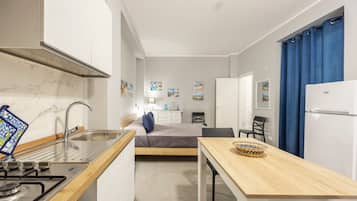 Fridge, oven, stovetop, coffee/tea maker