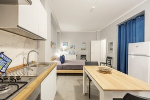 Fridge, oven, stovetop, coffee/tea maker - Apartment 'Naurra' with Balcony and Air Conditioning (Casteldaccia)