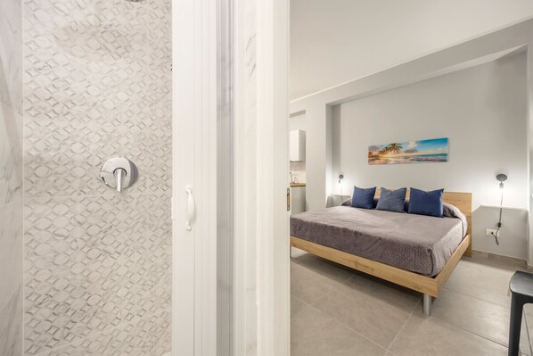 1 bedroom, bed sheets