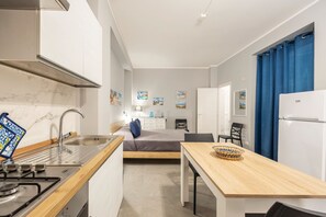 Fridge, oven, stovetop, coffee/tea maker