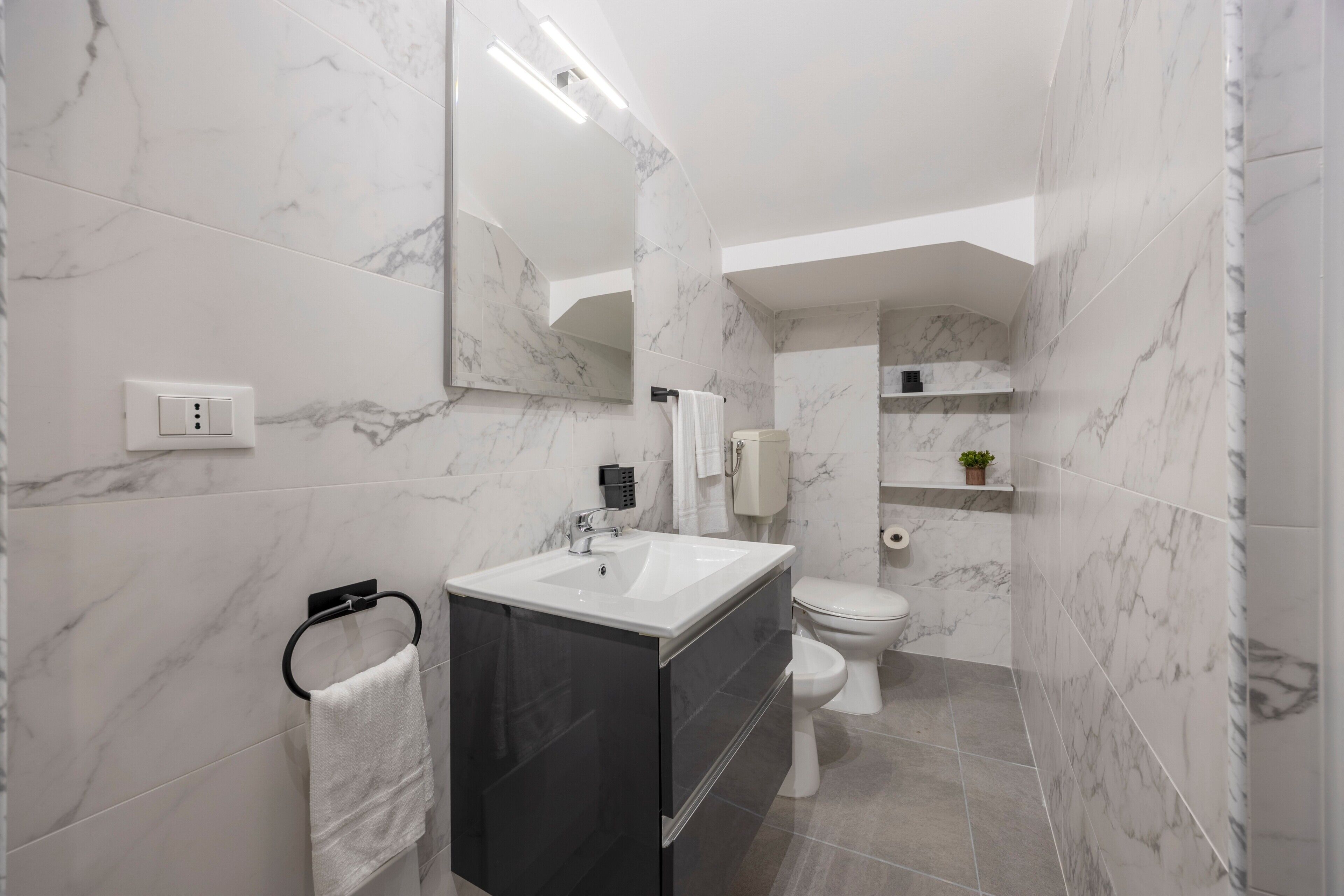 Een douche, een haardroger, handdoeken