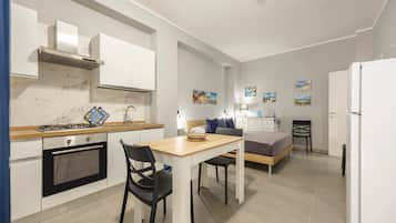 Fridge, oven, stovetop, coffee/tea maker