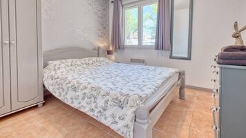 2 bedrooms, iron/ironing board, free WiFi, bed sheets