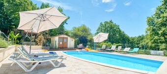 Apartment 'Hare' with Shared Pool, Wi-Fi and Air Conditioning