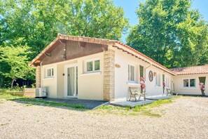 Exterior - Apartment 'Hare' with Shared Pool, Wi-Fi and Air Conditioning (Bergerac)