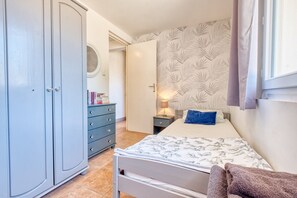 2 chambres, fer et planche à repasser, Wi-Fi gratuit, draps fournis