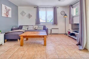 Tv och ett bordtennisbord