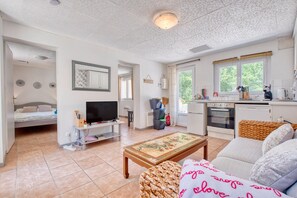 2 bedrooms, iron/ironing board, free WiFi, bed sheets - Apartment 'Vixen' with Shared Pool, Wi-Fi and Air Conditioning (Bergerac)