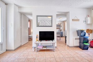 Interior - Apartment 'Vixen' with Shared Pool, Wi-Fi and Air Conditioning (Bergerac)