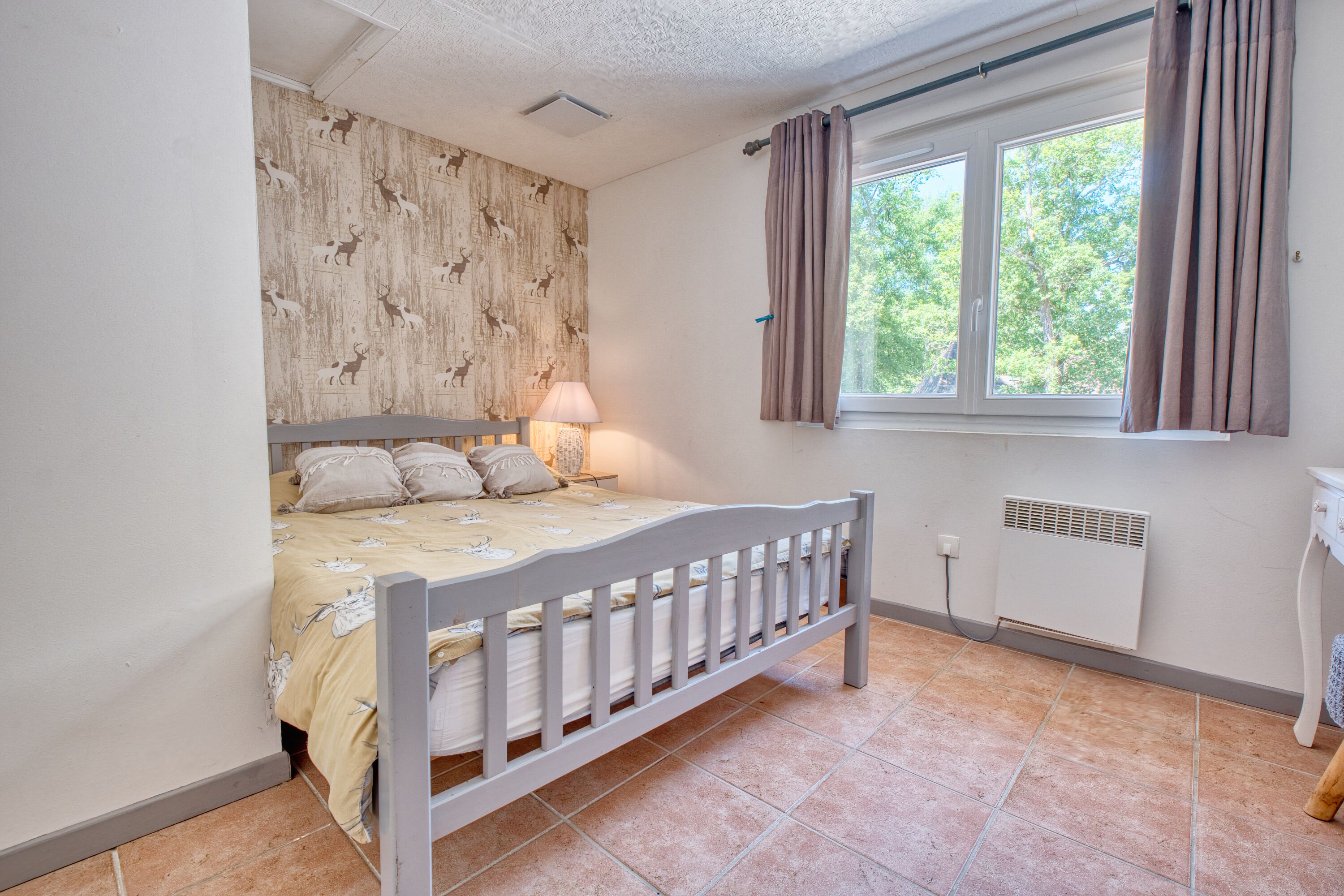 3 slaapkamers, een strijkplank/strijkijzer, gratis wifi, beddengoed