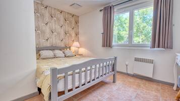 3 slaapkamers, een strijkplank/strijkijzer, gratis wifi, beddengoed