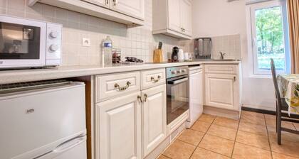 Apartment 'Stag' with Shared Pool, Wi-Fi and Air Conditioning