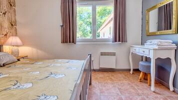 3 slaapkamers, een strijkplank/strijkijzer, gratis wifi, beddengoed