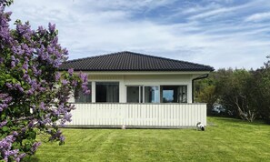 Exterior - Holiday home in Ellös, 300 m to a sandy beach | SE09113 (Ellös)