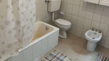 SĂšche-cheveux, bidet, serviettes fournies
