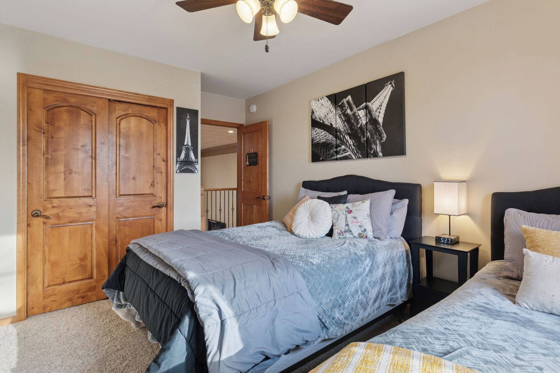 5 habitaciones, tabla de planchar con plancha, wifi y ropa de cama 