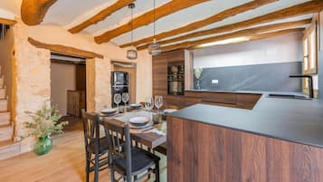 Kylskåp, mikrovågsugn, ugn och spishäll