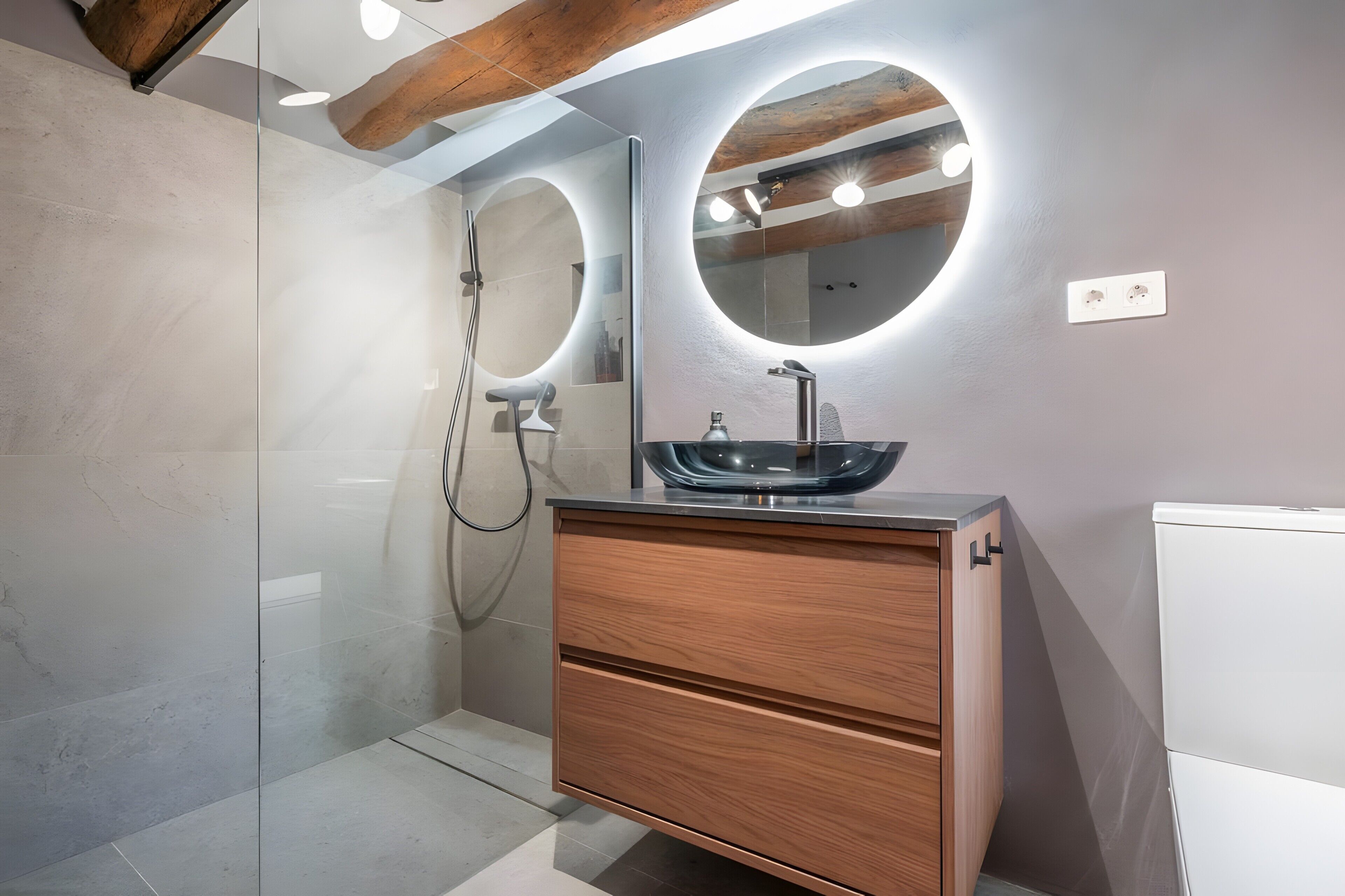 Douche, sèche-cheveux, serviettes fournies