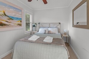 4 makuuhuonetta, työpöytä, silitysrauta/-lauta, vauvan matkasänky