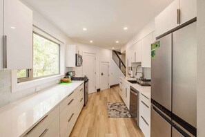 Refrigerador, microondas, horno, placa de cocina