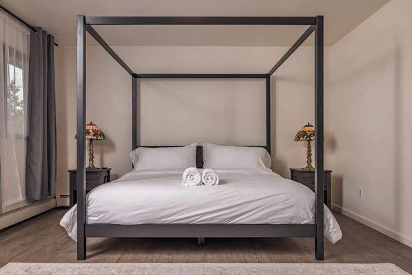 3 habitaciones, tabla de planchar con plancha, wifi y ropa de cama 