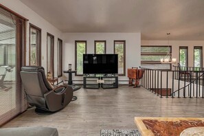 Interior - Downtown Anchorage Retreat - Spacious 3BR (Anchorage)