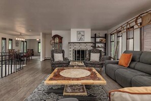 TV, offices - Downtown Anchorage Retreat - Spacious 3BR (Anchorage)