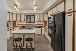 Fridge, microwave, oven, stovetop - Downtown Anchorage Retreat - Spacious 3BR (Anchorage)