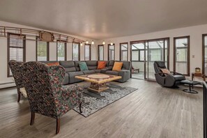 TV, offices - Downtown Anchorage Retreat - Spacious 3BR (Anchorage)