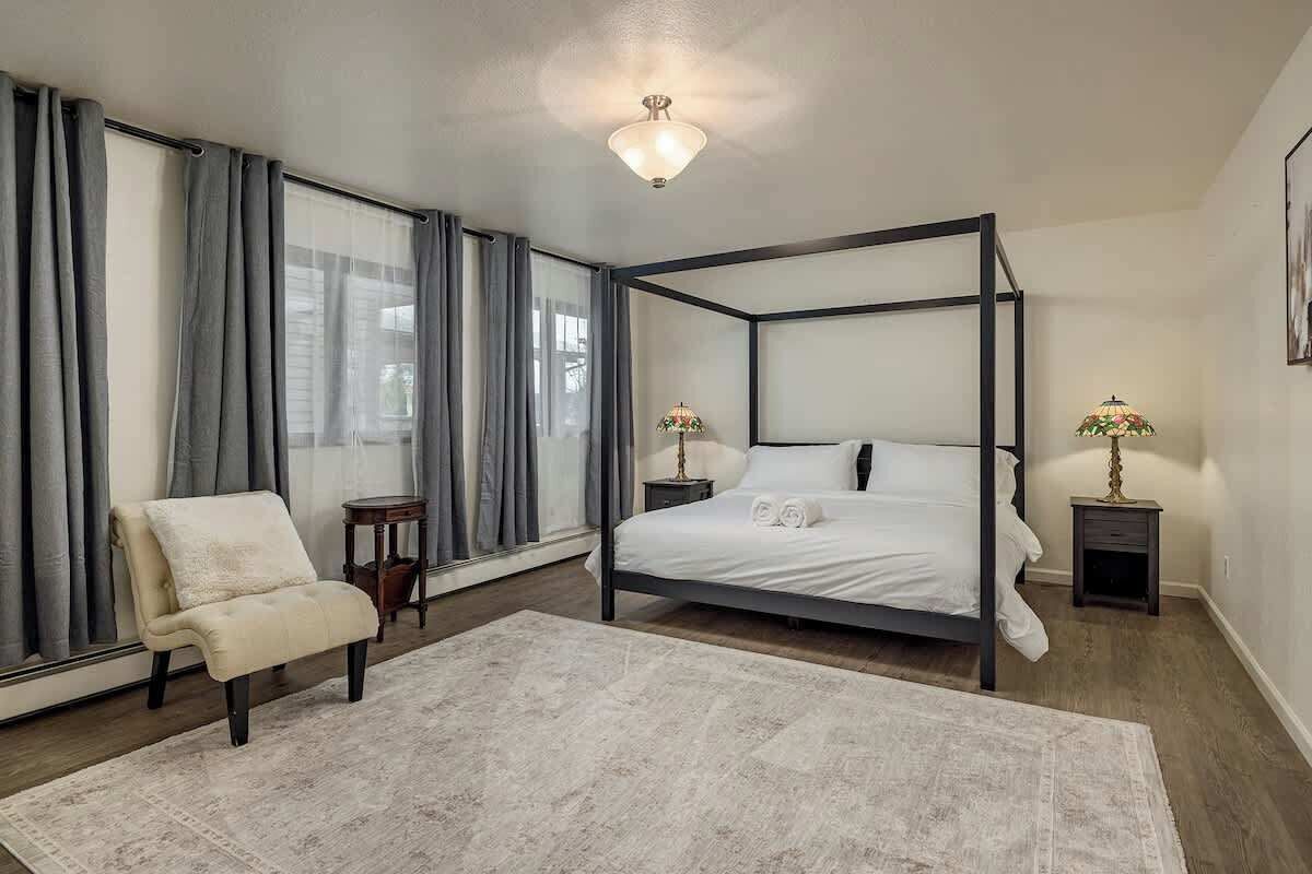 3 habitaciones, tabla de planchar con plancha, wifi y ropa de cama 