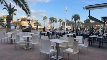 屋外ダイニングエリア