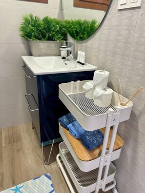 Dusche, Haartrockner, Handtücher