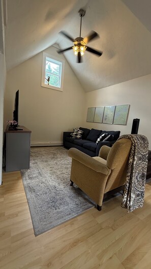 Smart TV - Charming 1-bedroom apartment in peaceful Meredith with WiFi, AC (Meredith)