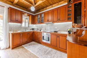 Kjøleskap, mikrobølgeovn, ovn og kokeplater