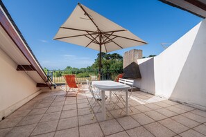 Outdoor dining - Apartment 'Arzon' with Private Terrace, Shared Garden, and Balcony (Arzon)