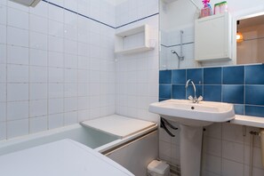 Shower, hair dryer - Apartment 'Arzon' with Private Terrace, Shared Garden, and Balcony (Arzon)