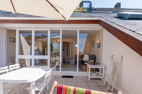 Restauration extérieure. Appartement 'Arzon' avec terrasse privée, jardin partagé et balcon