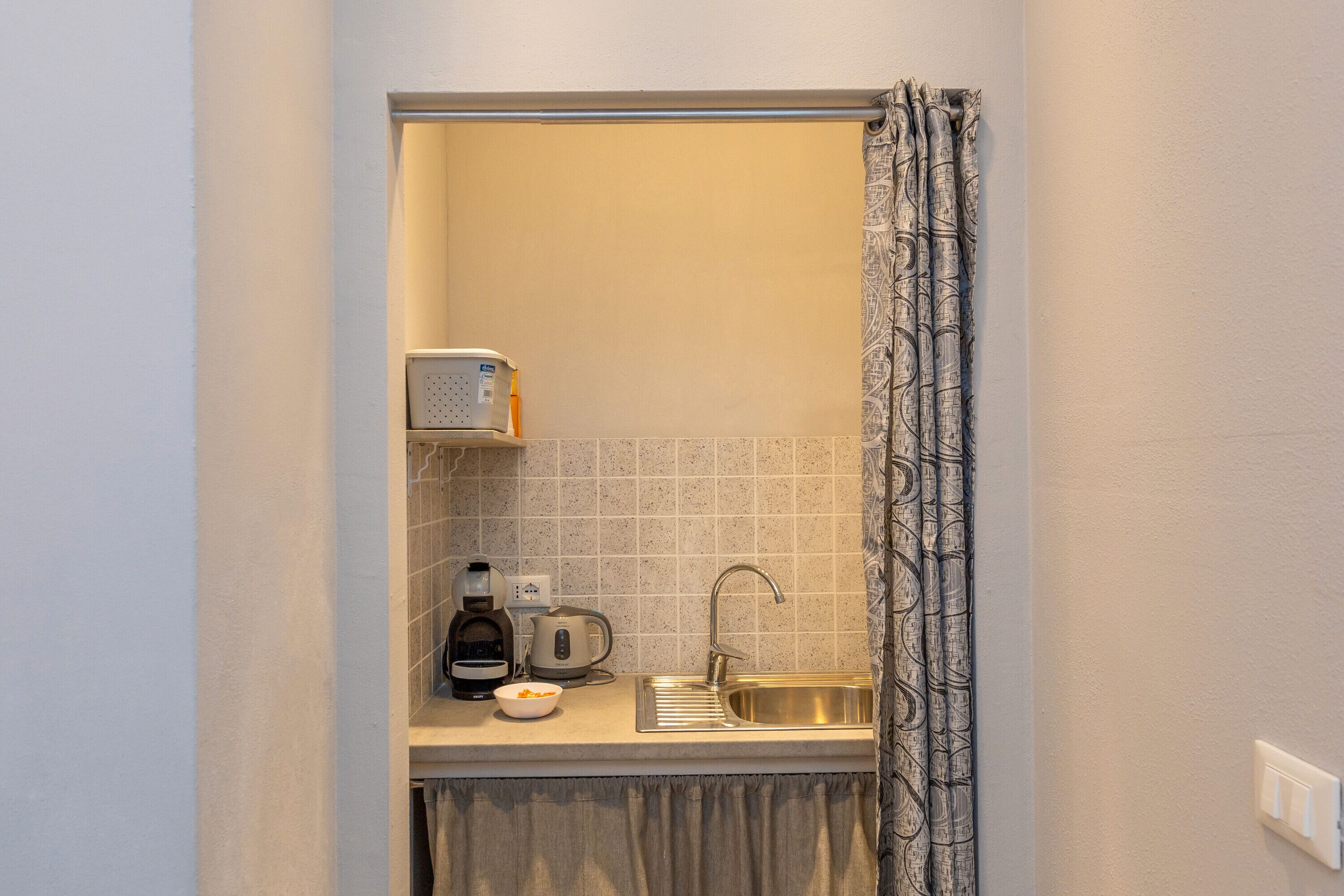 Réfrigérateur, cafetière/bouilloire, bouilloire électrique