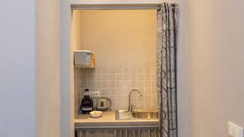 Kjøleskap, kaffetrakter/tekoker og vannkoker