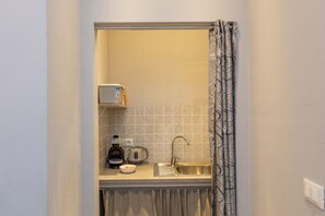 Fridge, coffee/tea maker, electric kettle