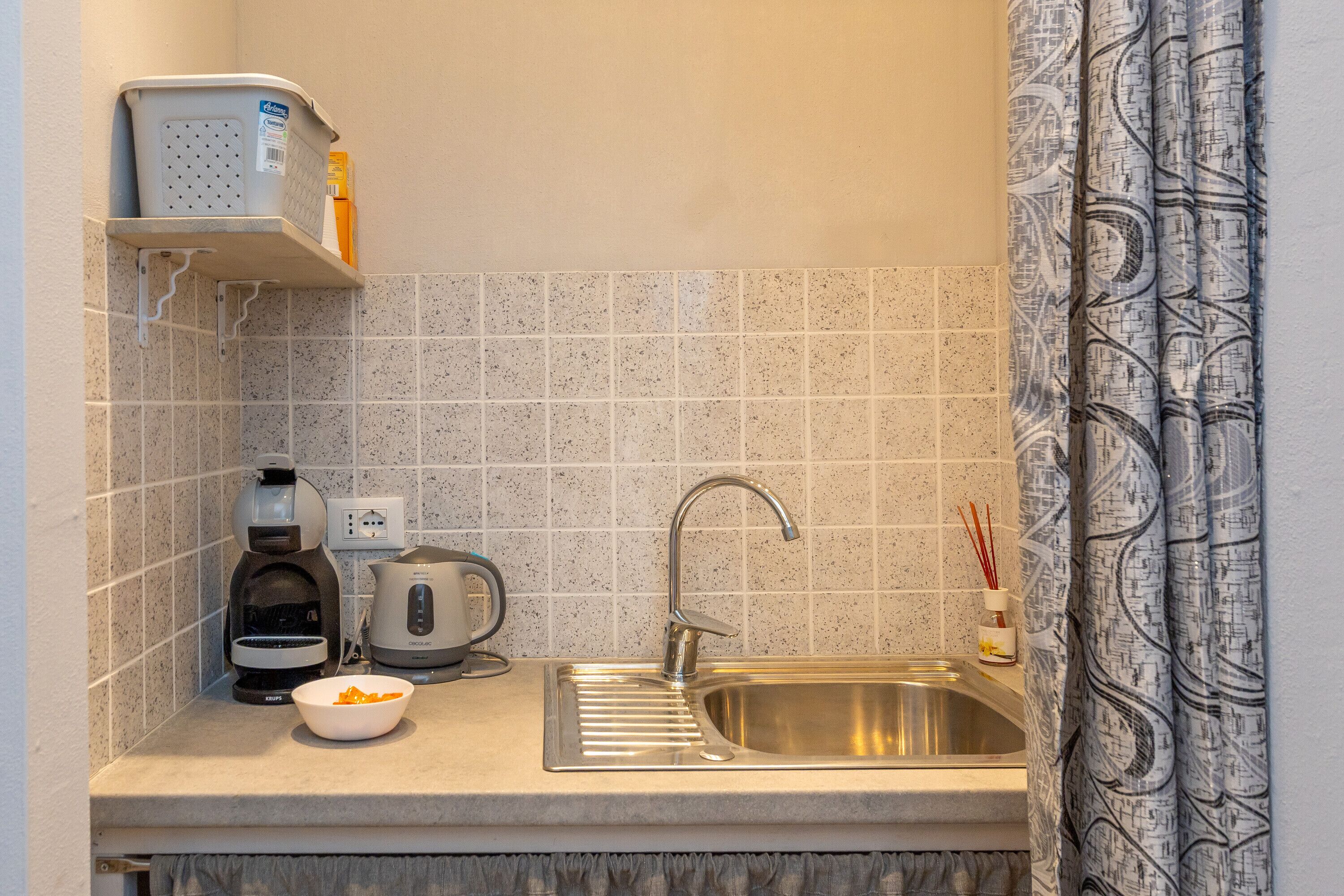 Réfrigérateur, cafetière/bouilloire, bouilloire électrique