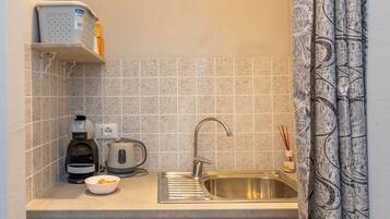 Een koelkast, een koffiezetapparaat/waterkoker, een waterkoker