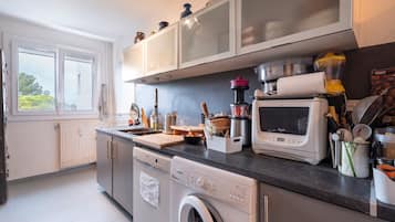 Frigorifero, microonde, forno, piano cottura