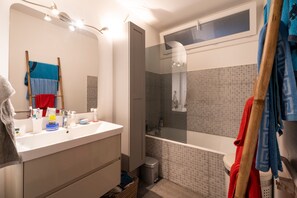 Shower, towels
